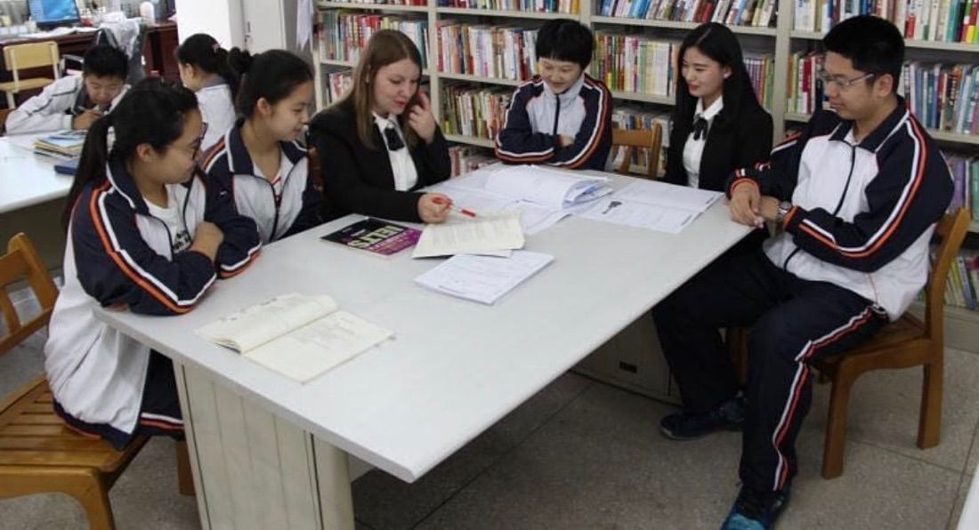 Занятие по подготовке к IELTS с группой школьников в библиотеке