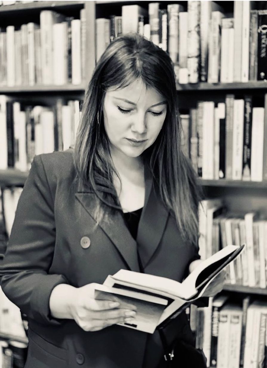 Татьяна Шерлок с книгой в книжном магазине